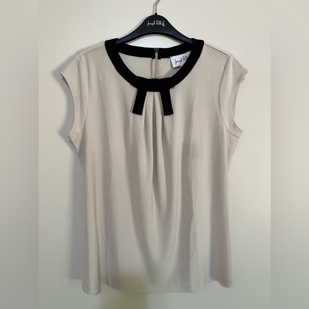 Joseph Ribkoff NWT cream cap sleeve blouse with bow size 8
